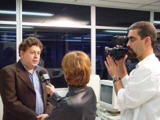 Antonio sendo entrevistado pelo canal CNT