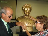 Marcos Passos e Dorina Nowill segurando o busto