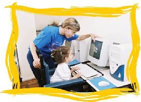 Menina com  P.C. usando o computador sendo monitorada por uma mulher