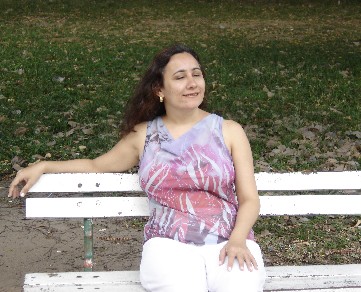 A linda Suzi Belarmino sentada em um banco da praça