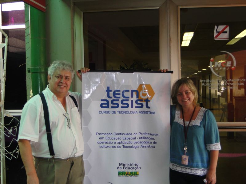 Coordenadores
Antonio Borges e Maria Tereza  com banner do curso entre eles